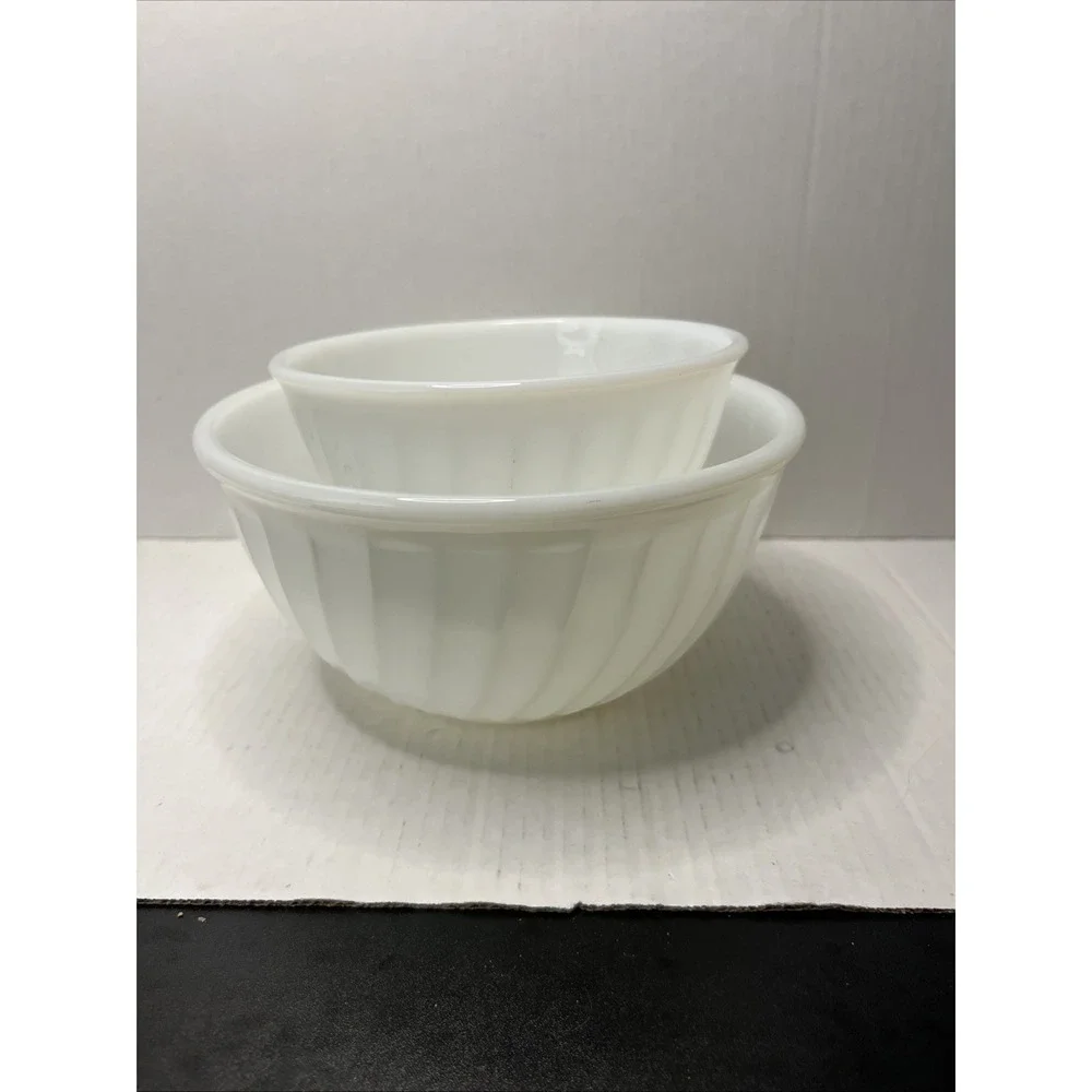 Anchor Hocking Fire King Milk Glass Set of 2 Bowls White‎